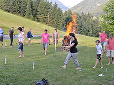 Mut und Übermut beim Feuerlauf (Symbolbild)